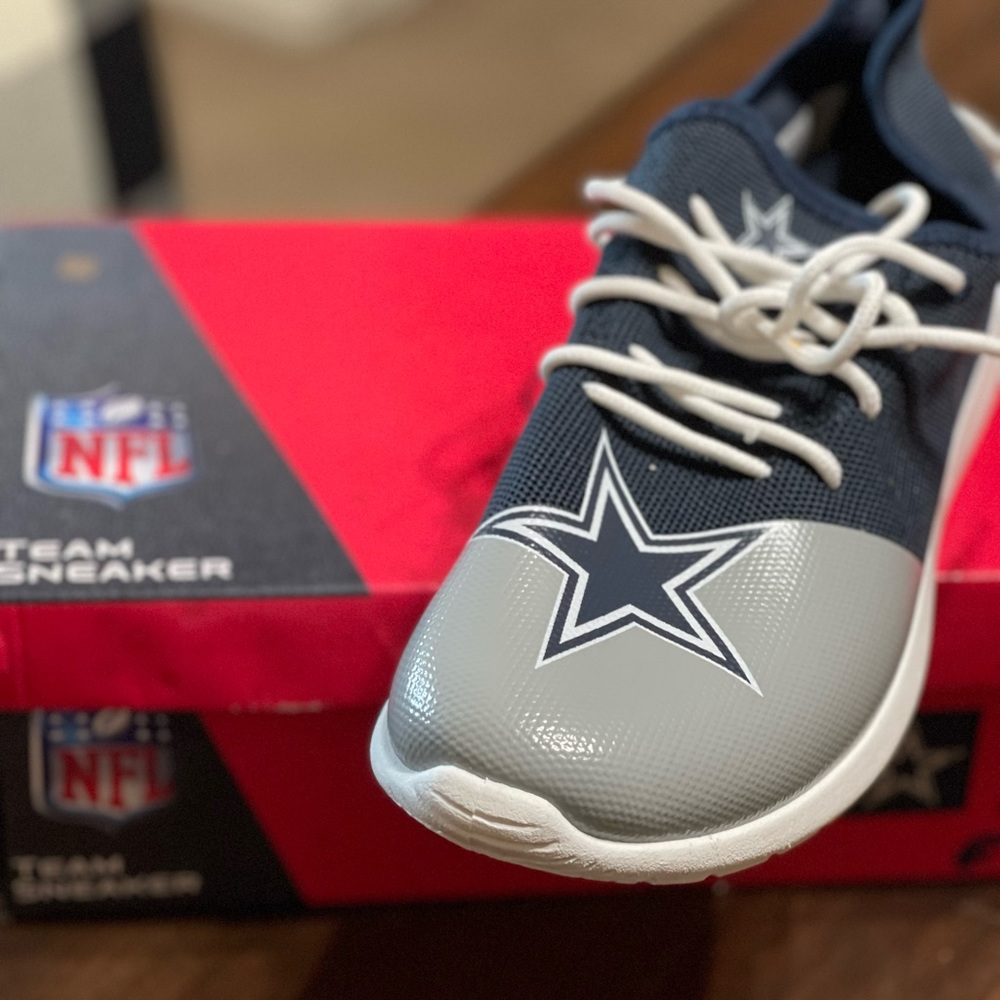 NFL NIB  DALLAS COWBOYS TENNIS SHOES SIZE 11 men